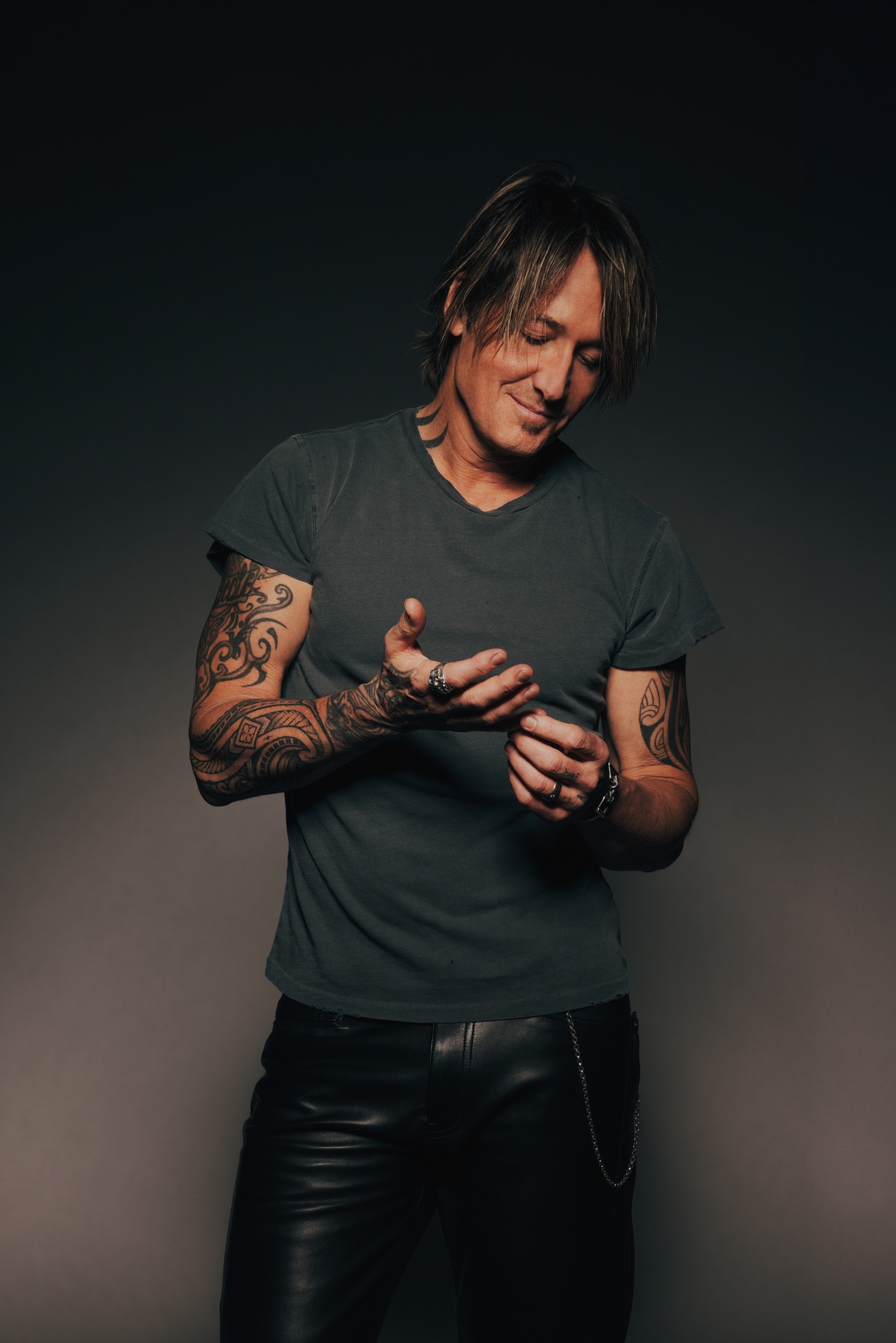 KEITH URBAN RELEASES NEW SINGLE, “MESSED UP AS ME.”