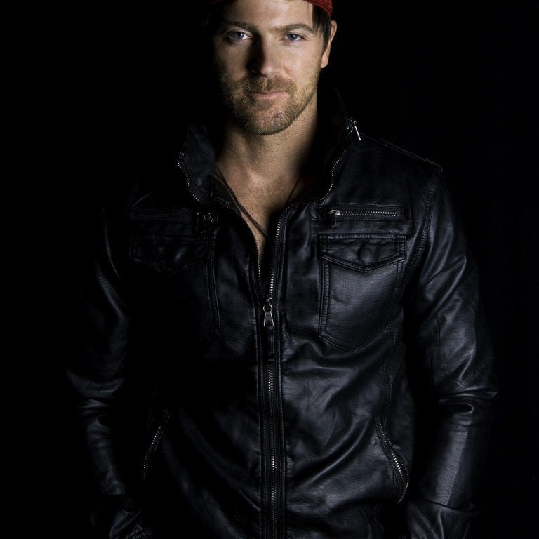 KIP MOORE’S MUSIC TAKES ON A HELPFUL NOTE.