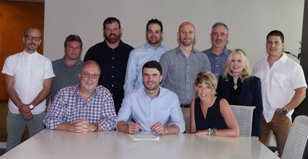 NEWCOMER SAM HUNT SIGNS RECORD DEAL WITH MCA NASHVILLE. (AUDIO)