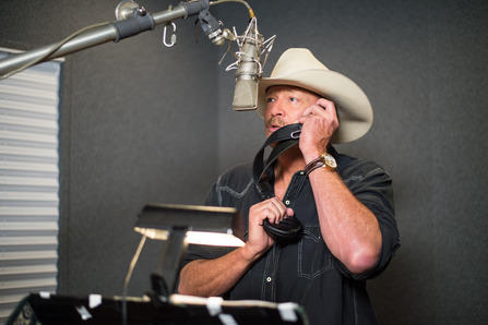 ALAN JACKSON TEAMS UP WITH SETH MACFARLANE FOR ‘A MILLION WAYS TO DIE.’ (PRESS RELEASE)