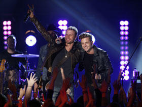DIERKS BENTLEY ENJOYED THE ‘WORK’ THAT WENT INTO CMT CROSSROADS WITH ONE REPUBLIC. (AUDIO)