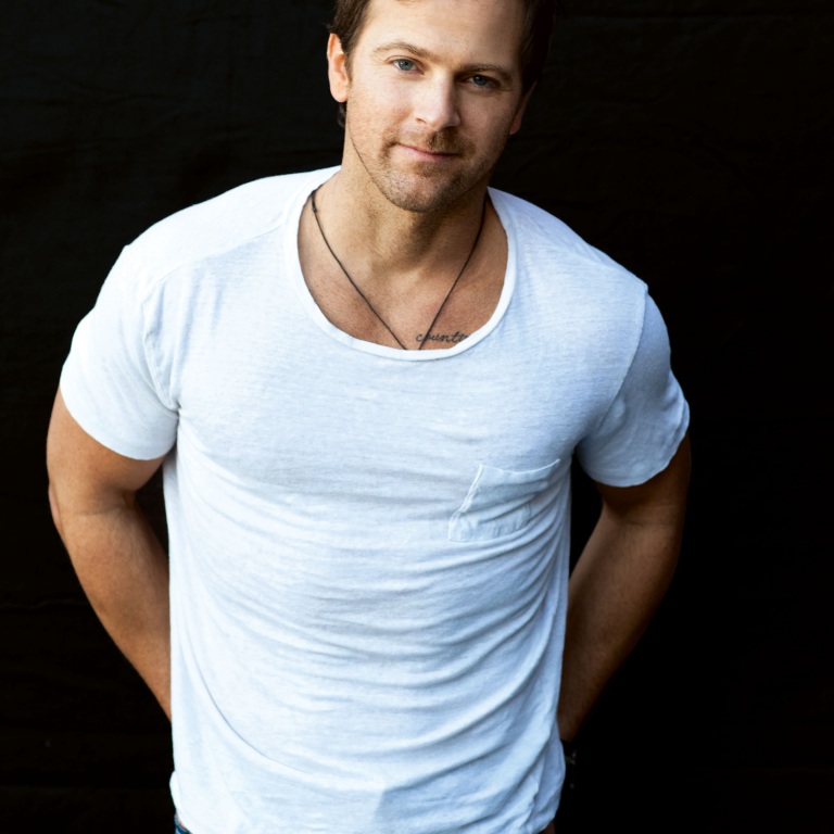 KIP MOORE’S LATE-NIGHT MELODY TURNS INTO HIS LATEST HIT, ‘RUNNING FOR YOU.’