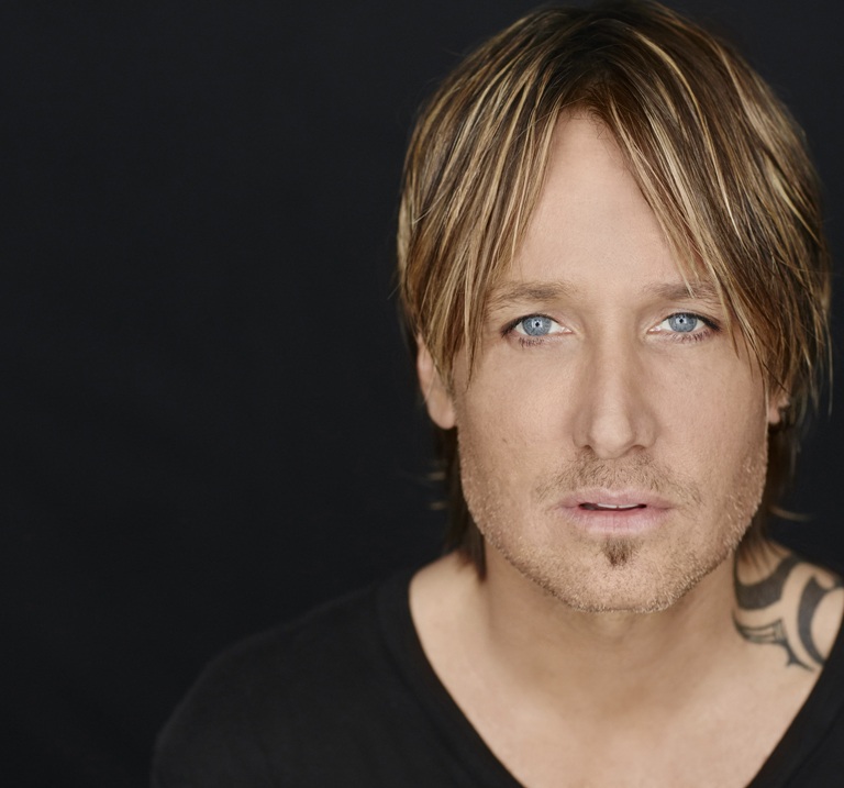 KEITH URBAN CELEBRATES 10TH WEDDING ANNIVERSARY BY FACETIMING HIS WIFE WITH THOUSANDS OF FANS IN BOSTON.