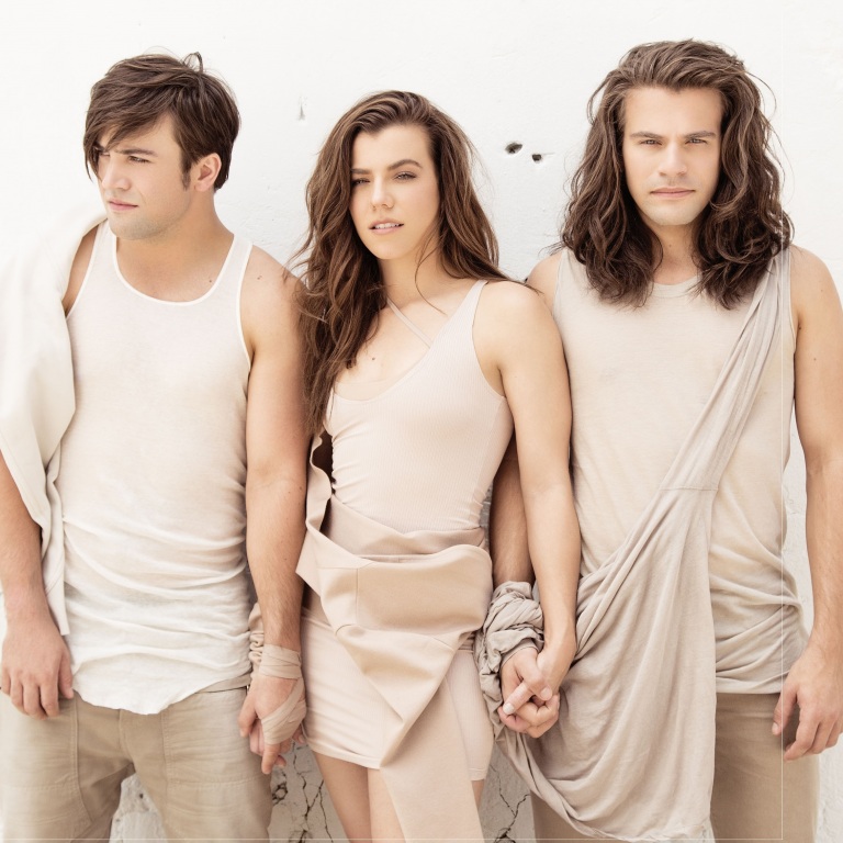 THE BAND PERRY WILL GET A ‘TASTE’ OF THE NFL.