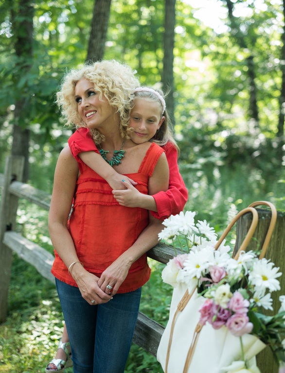 LITTLE BIG TOWN’S KIMBERLY SCHLAPMAN INTRODUCES OH GUSSIE! SUMMER LINE AT CRACKER BARREL.