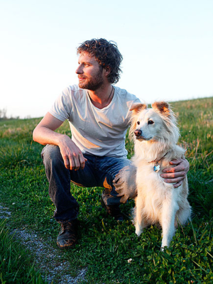 DIERKS BENTLEY LOSES HIS LONGTIME CANINE COMPANION, JAKE.