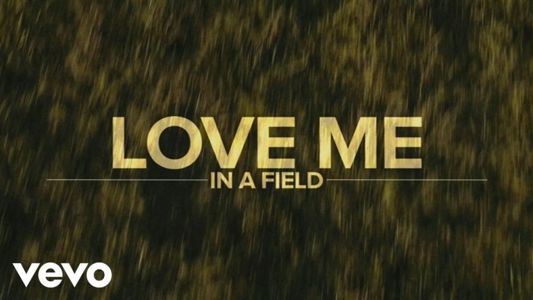 Luke Bryan – Love Me In A Field (Lyric Video)