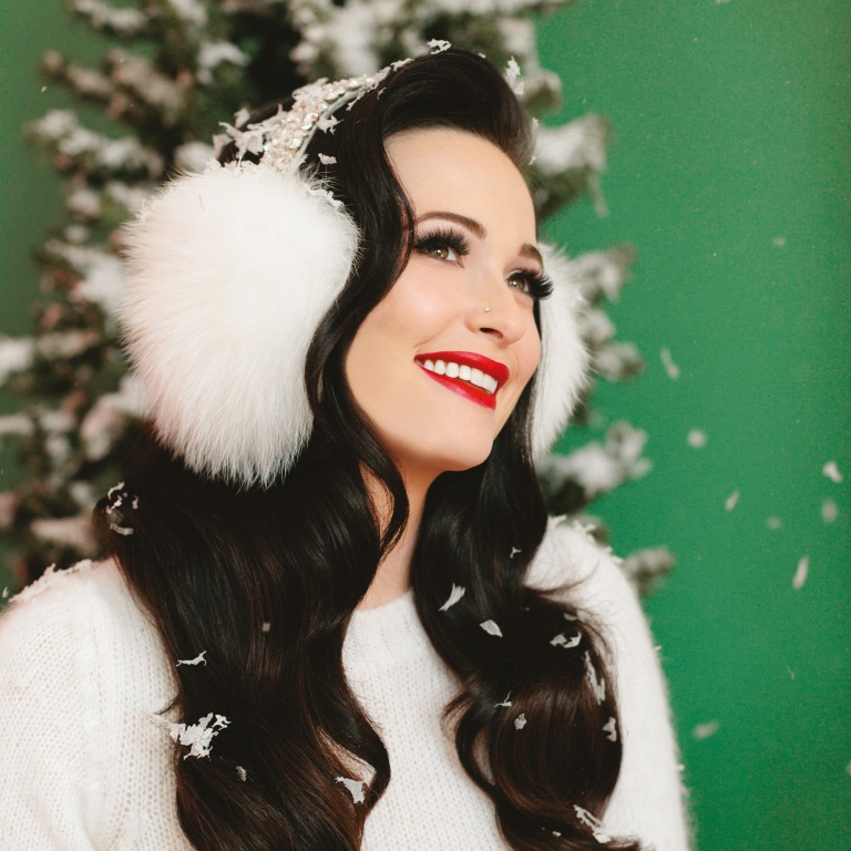 KACEY MUSGRAVES BRINGS HER CHRISTMAS SPIRIT TO THE CMA COUNTRY CHRISTMAS.
