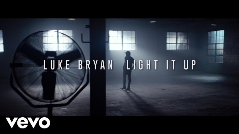 Luke Bryan – Light It Up