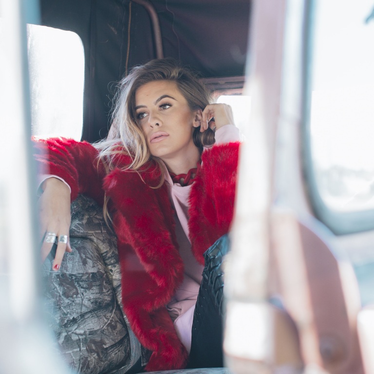 KASSI ASHTON RELEASES THE MUSIC VIDEO FOR “PRETTY SHINY THINGS.”