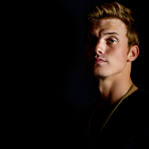 PARKER McCOLLUM RELEASES THE OFFICIAL MUSIC VIDEO FOR HIS SONG, “PRETTY HEART.”