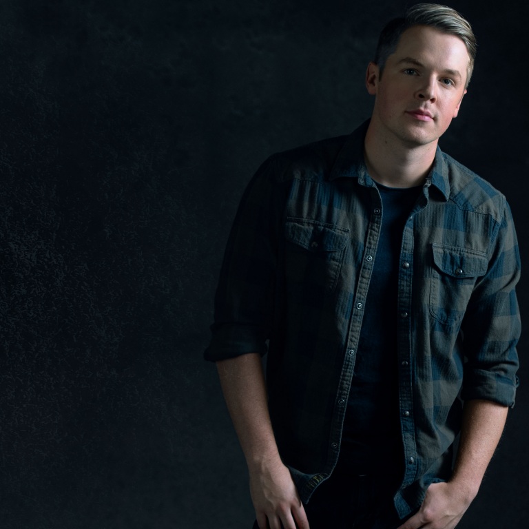 TRAVIS DENNING RELEASES A MUSIC VIDEO FOR “DIRT ROAD DOWN.”