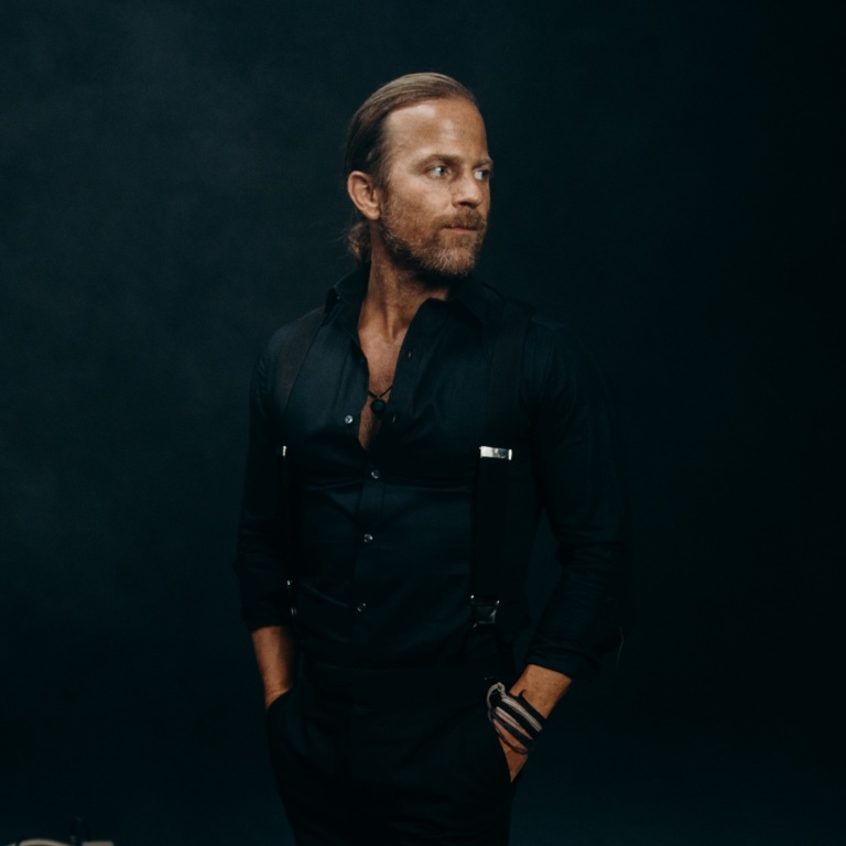 KIP MOORE IGNITES HIS BRAND-NEW TRACK “FIRE ON WHEELS” WITH UNINHIBITED NEW MUSIC VIDEO.