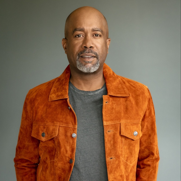 DARIUS RUCKER CHANNELS LAW & ORDER DETECTIVE ELLIOT STABLER FOR HIS LATEST VIDEO.