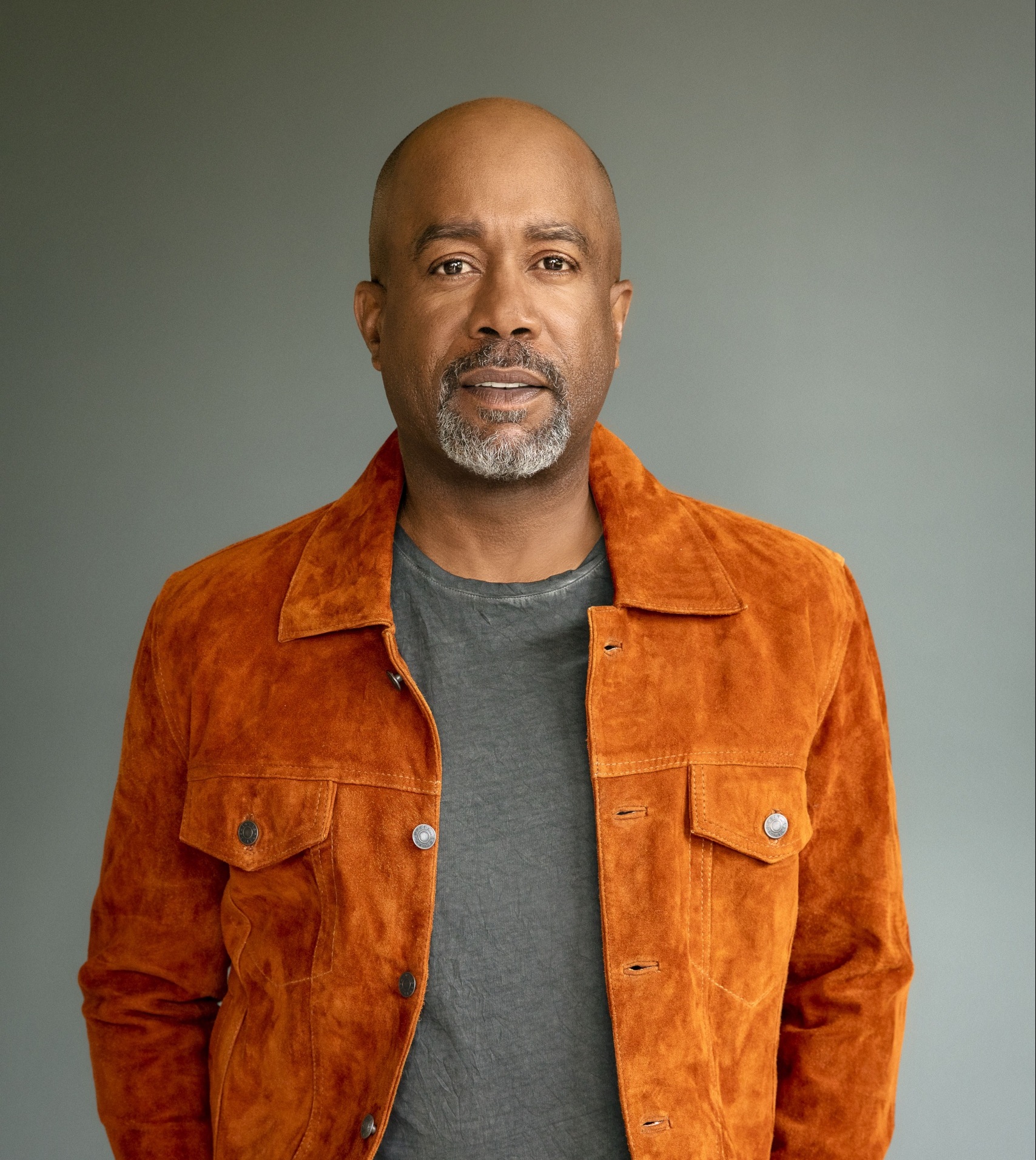 DARIUS RUCKER CHANNELS LAW & ORDER DETECTIVE ELLIOT STABLER FOR HIS LATEST VIDEO.