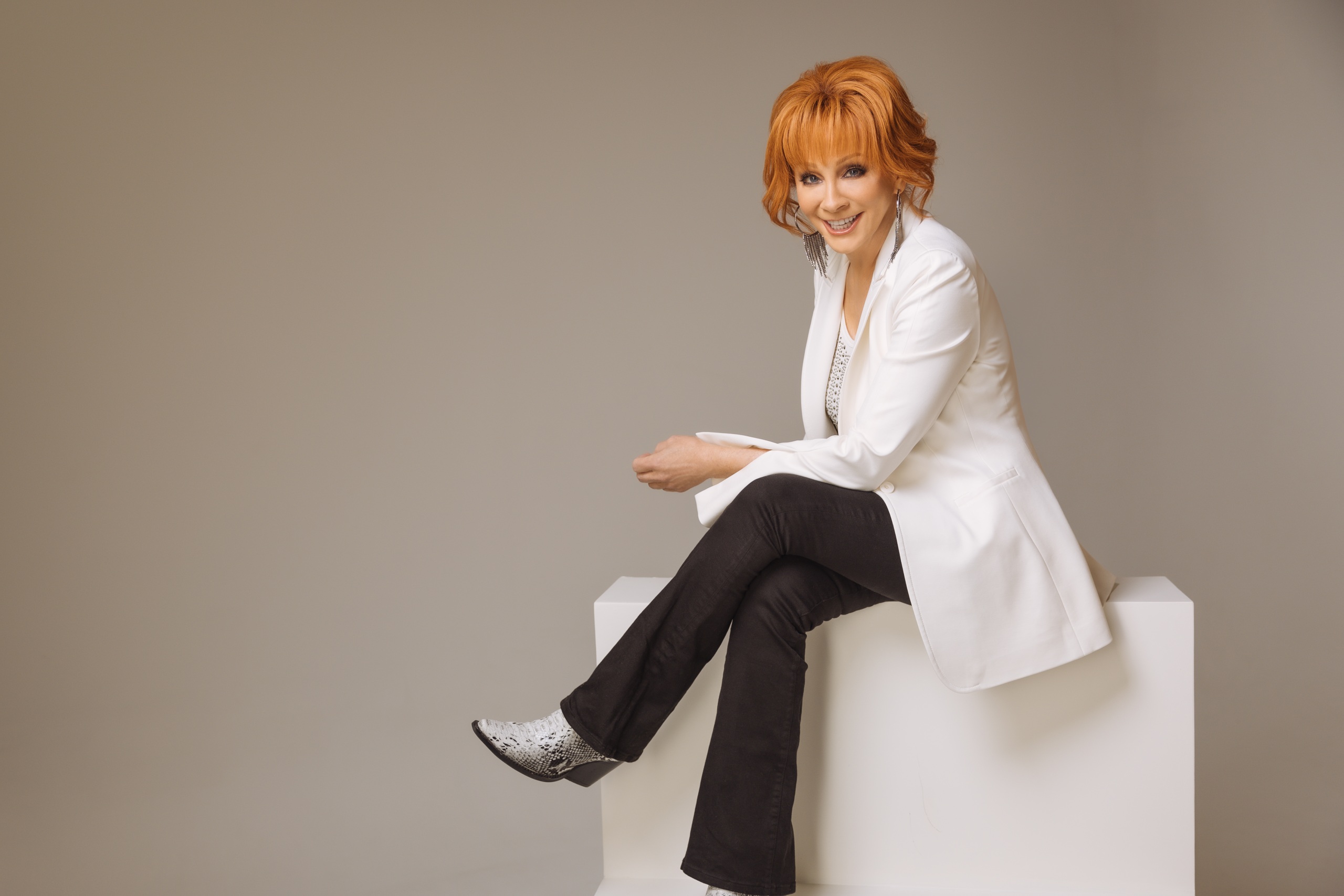 REBA McENTIRE BRINGS THE FIRE AND THE RAIN TO THE VOICE.